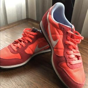 Woman’s Nike shoes size 7